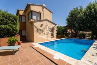 Xalet  Francesc macià. Magnífica casa con jardín, piscina y garaje cerca del centro
