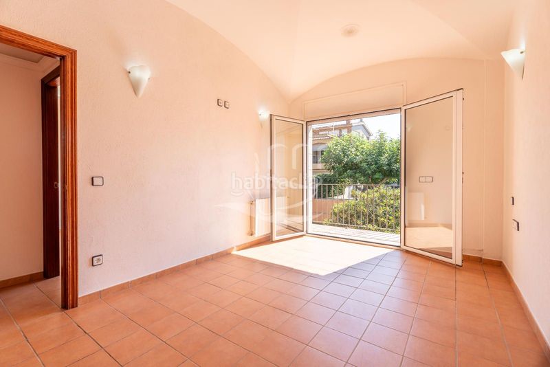 Foto 02282e15-c57d-4314-a643-46226b26af70. Chalet amplia casa independiente con garaje y jardín en Mont-ras