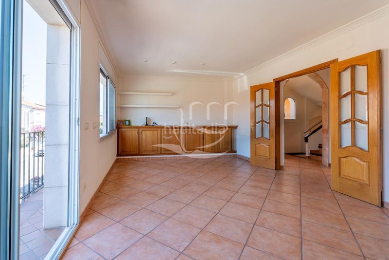 Foto 1019a3c6-afc2-4ba5-bb6a-775a63b44852. Chalet amplia casa independiente con garaje y jardín en Mont-ras