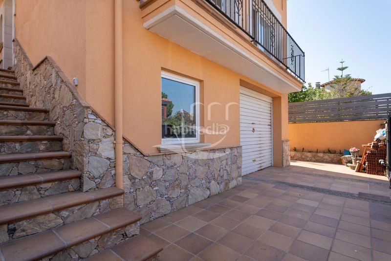 Foto 2dd27953-f009-4c3f-bb13-2ae0a6be1452. Chalet amplia casa independiente con garaje y jardín en Mont-ras
