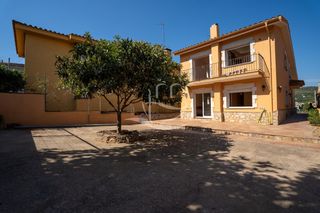 Reihenhaus  Onyar. Amplia casa independiente con garaje y jardín