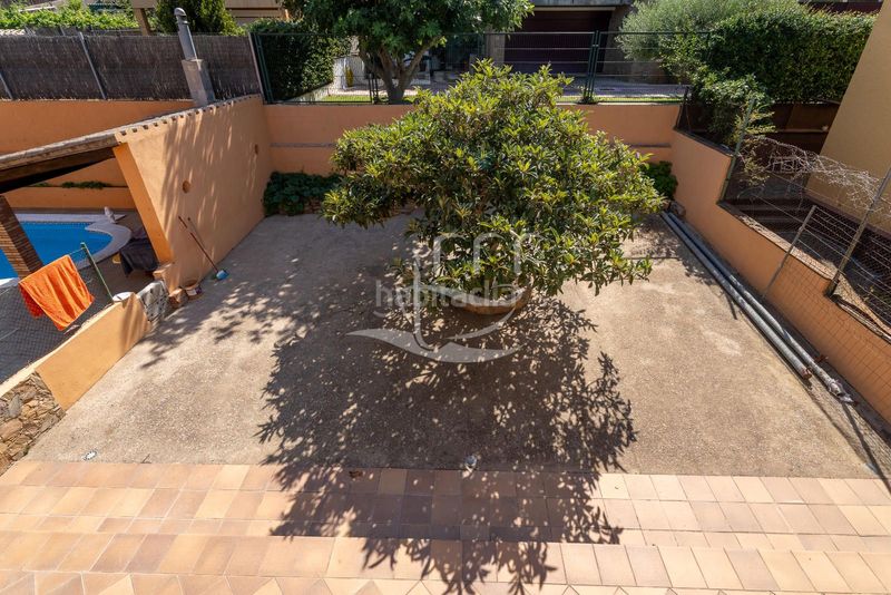 Foto 7216bb9a-95e2-427a-a6cc-eb7f75a723ac. Chalet amplia casa independiente con garaje y jardín en Mont-ras