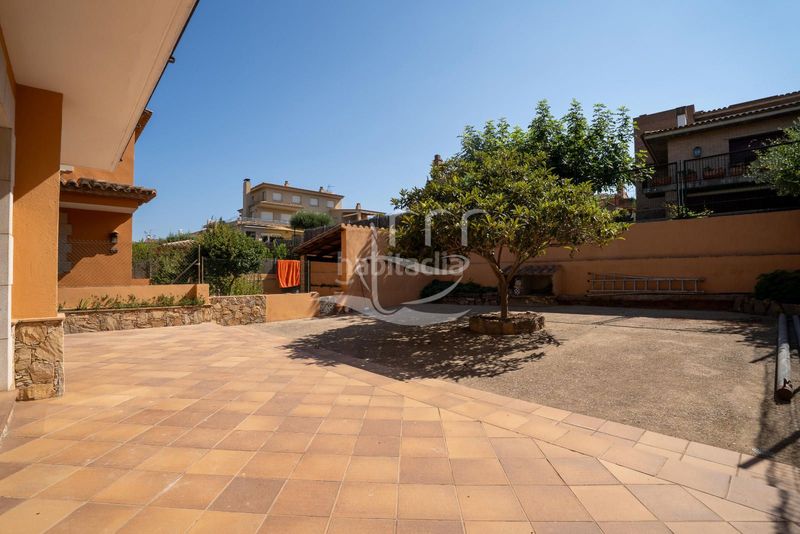 Foto 7c5c5a5f-e84a-4f0c-8bfe-43dcb688cb74. Chalet amplia casa independiente con garaje y jardín en Mont-ras
