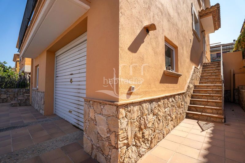 Foto a2a64b34-6abf-47de-a019-ce905e4f36c9. Chalet amplia casa independiente con garaje y jardín en Mont-ras