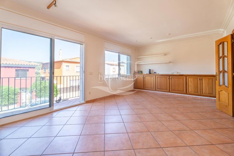 Foto a616f8d0-522d-4608-9f96-c686cbf49f3d. Chalet amplia casa independiente con garaje y jardín en Mont-ras
