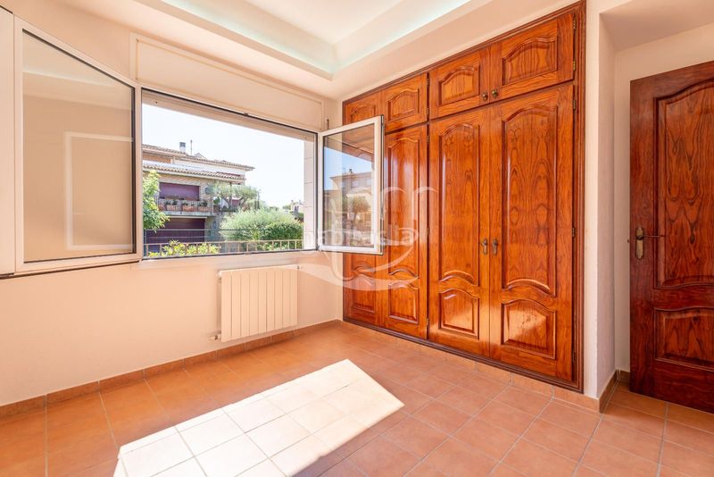 Foto dd71f02e-e365-42e1-81b4-8ebb7e77d03e. Chalet amplia casa independiente con garaje y jardín en Mont-ras