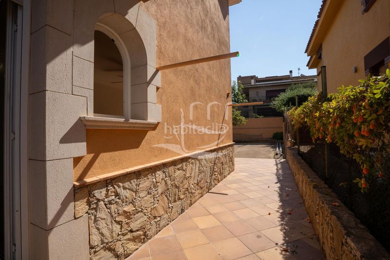 Foto ed99e349-5881-4984-b9d1-46c89bb0797d. Chalet amplia casa independiente con garaje y jardín en Mont-ras