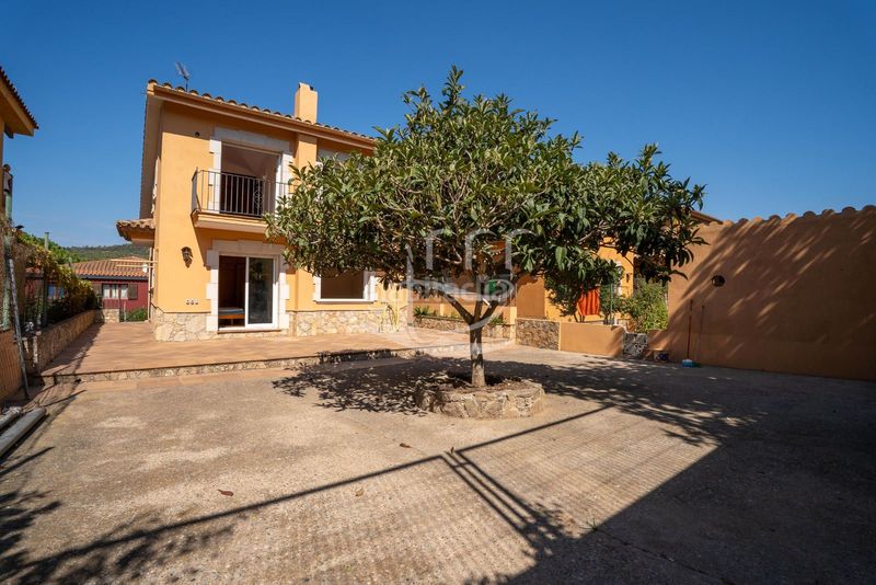 Foto fd025dee-c5aa-4c41-9175-6e95d9b6361c. Chalet amplia casa independiente con garaje y jardín en Mont-ras