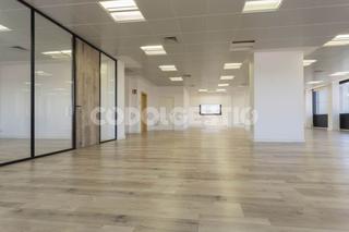 Miete Büro in Carrer de miramarges 7. Oficina con ascensor, parking y cerca de transporte público