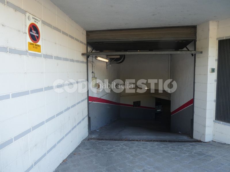 Foto 644c986c-a863-4009-9a4e-528144f6b8d9. Aparcament cotxe a Torelló