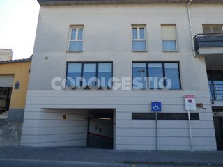 Car parking  Enric prat de la riba. Pàrquing doble i traster al centre
