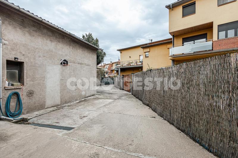 Foto b4d1cb2d-ad35-4932-bc0d-6c3eb85d86d7. Nau industrial a Torelló