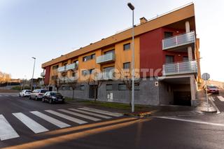 Aparcament cotxe  Puigsacalm. Edifici de nova construcció