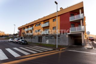 Aparcament cotxe  Puigsacalm. Edifici de nova construcci�