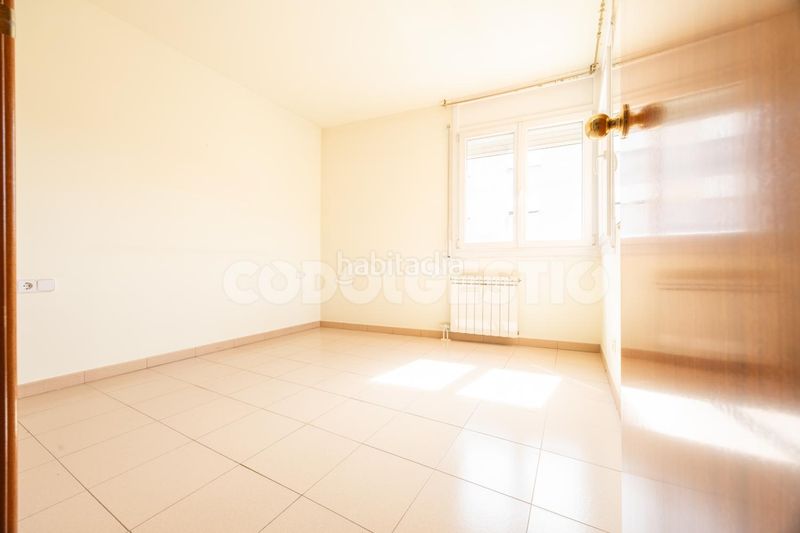 Foto 44f00935-ab49-4c11-940b-ac4b1a6ddc73. Pis a Estadi-Santa Anna Vic