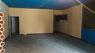 Lloguer Local Comercial a El Castell. Local para reformar, de 118 metros, con 1 puerta y ventana y per
