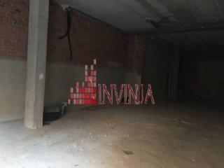 Lloguer Local Comercial a Zona Concordia. Puertas a la calle.  tiene 4 m de altura.  no tiene aseo.  suelo