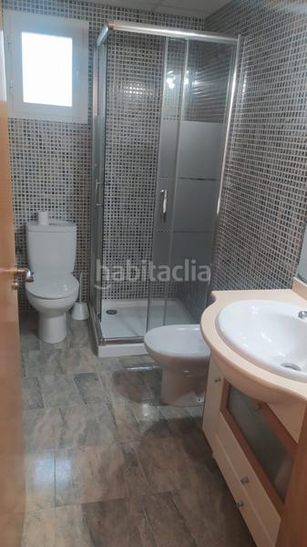 Foto 03bf5e15-96f3-4b3a-8baa-84dda7374d52. Piso suelo de gres. uno de los baños con plato de ducha y mampara y el otro con bañera también con mampara. balcón. el sótano es ant en Catarroja