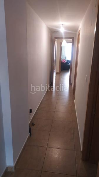 Foto 2f468937-ddd7-4238-adca-33d0f8154672. Piso suelo de gres. uno de los baños con plato de ducha y mampara y el otro con bañera también con mampara. balcón. el sótano es ant en Catarroja