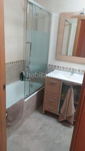 Foto 43bc5382-1206-4927-abfa-96b5f1f047dc. Piso suelo de gres. uno de los baños con plato de ducha y mampara y el otro con bañera también con mampara. balcón. el sótano es ant en Catarroja