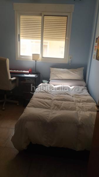 Foto 5daa6dfc-83bb-438f-9889-4aa68b2ac46e. Piso suelo de gres. uno de los baños con plato de ducha y mampara y el otro con bañera también con mampara. balcón. el sótano es ant en Catarroja