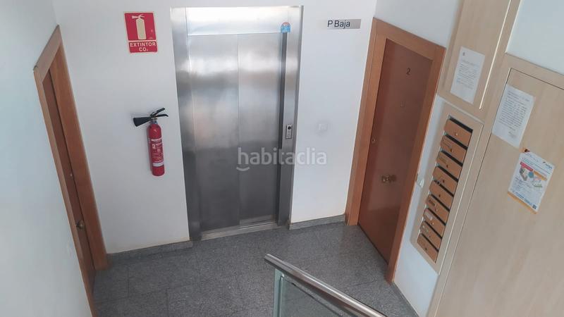 Foto 7ce2a308-317a-4b04-ab2d-f99948194a7d. Piso suelo de gres. uno de los baños con plato de ducha y mampara y el otro con bañera también con mampara. balcón. el sótano es ant en Catarroja