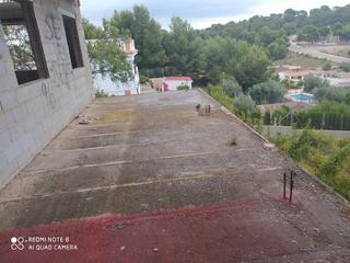 Terrain résidentiel à Casinos. Calles asfaltadas.  fachada de 23 m.  tiene alcantarillado, alum