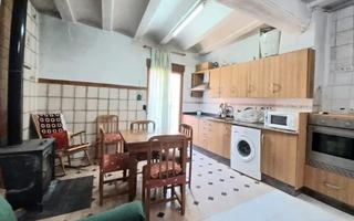 Maison à Higueruelas. Bajo + 3 alturas.  tiene 1 baño y 2 aseos. muy centrica.  da a 2