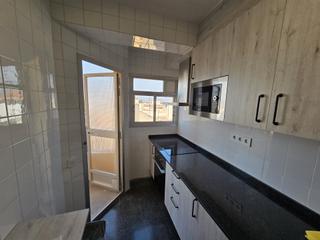 Location Appartement à El Castell. Piso para estudiantes.  tiene 1 baño y 1 aseo.  con muchas mejor