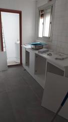 Lloguer Pis a Zona Campus Universitario. Vacio.  cocina con galería.  baño grande con plato de ducha y ma