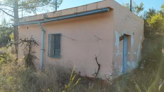 Mas en Bugarra. Caseta de aperos.  a unos 3,3 km de pedralva.  parcela rstica d