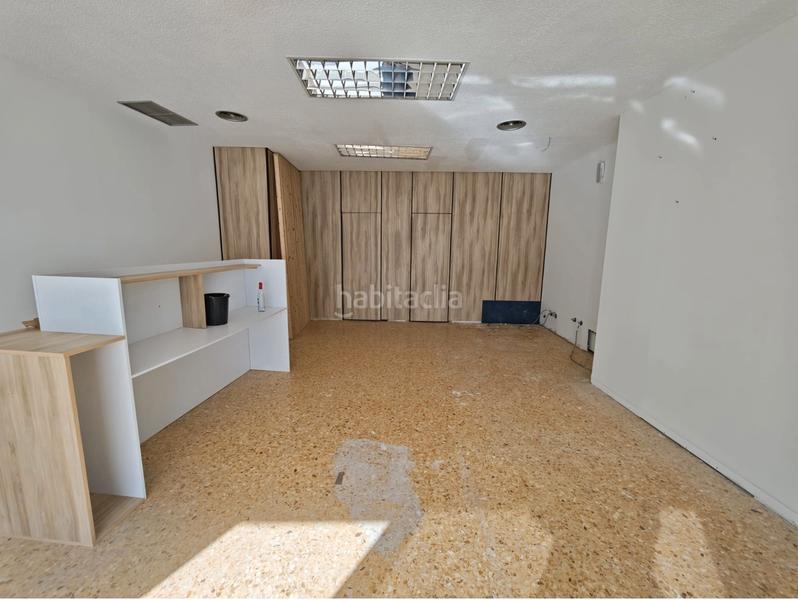 Foto e9f4511b-c695-40d0-ad98-9045339b6b66. Alquiler local comercial local acondicionado en la zona de ayuntamiento esquinero recién reformado. en Burjassot