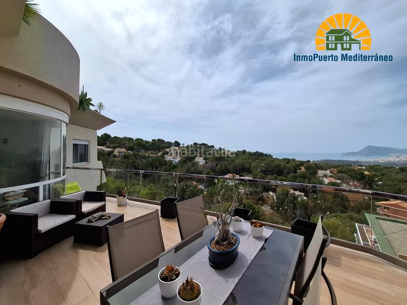 Foto c1b2c4ef-247e-429d-b3b0-cba0c4a5328c. Àtic amb xemeneia calefacció aparcament piscina a Altea