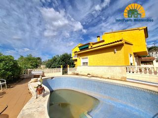Chalet en Escandinavia-Cautivador. Chalet con piscina y parcela cerca alfaz
