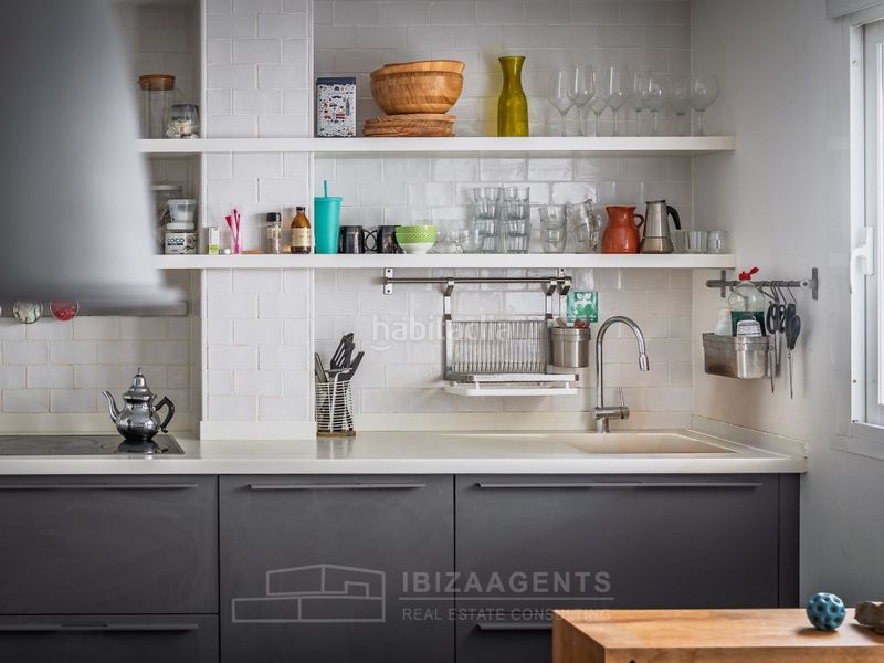 Foto ec747389-5af1-45b5-8aa3-34c841c22d74. Casa aparellada amb aparcament a Marina Botafoc-Talamanca Ibiza