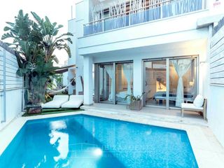 D�plex a Marina Botafoc-Talamanca. Vivienda de 5 habitaciones y piscina privada y garaje para 8 coc