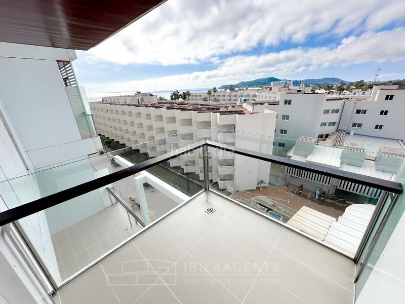 Foto e5f55fa8-ae99-43e6-93a0-fd072a457576. Dúplex a Ses Figueretes - Platja d'en Bossa - Cas Serres Ibiza