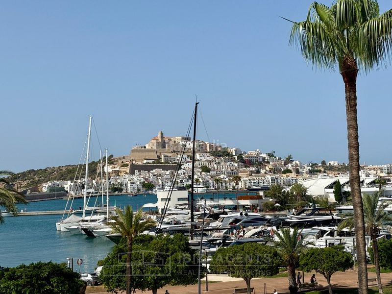 Foto 187ead92-bee5-48e3-9301-ea391942ae17. Lloguer apartament amb aparcament piscina a Marina Botafoc-Talamanca Ibiza