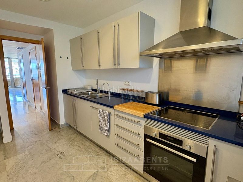 Foto 6d14ee3e-27b6-4460-b052-3bd4db0e7849. Lloguer apartament amb aparcament piscina a Marina Botafoc-Talamanca Ibiza