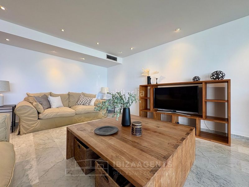 Foto 8c9f2b21-df60-4462-b3b7-eb58de0a7a52. Lloguer apartament amb aparcament piscina a Marina Botafoc-Talamanca Ibiza