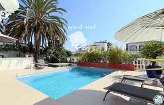 Casa  Norfeu. Norfeu amplia villa al canal con amarre de 12 m, con apartamento
