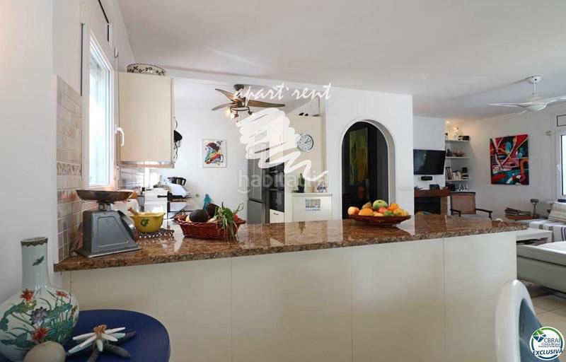 Foto 061fc316-8656-4f5f-9d9c-decc7b0b9229. Casa norfeu amplia villa al canal con amarre de 12 m, con apartamento invitados en Empuriabrava