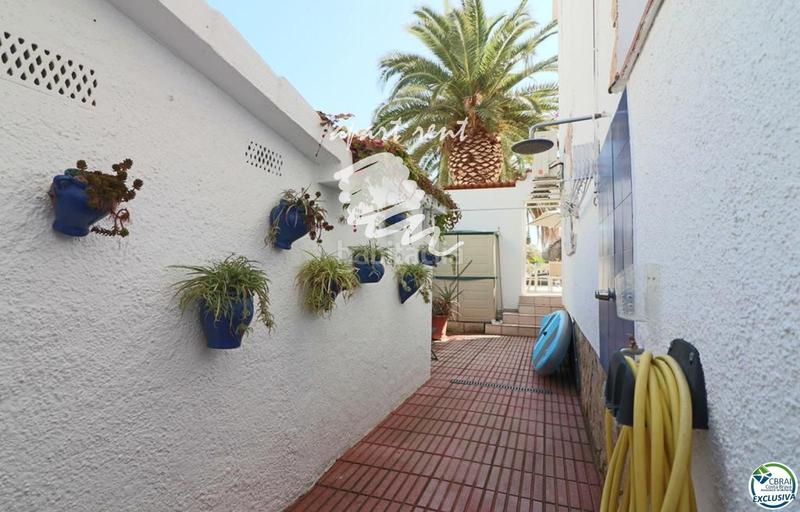 Foto 125eedd9-5de9-4c7d-809e-e97e666c6b30. Casa norfeu amplia villa al canal con amarre de 12 m, con apartamento invitados en Empuriabrava