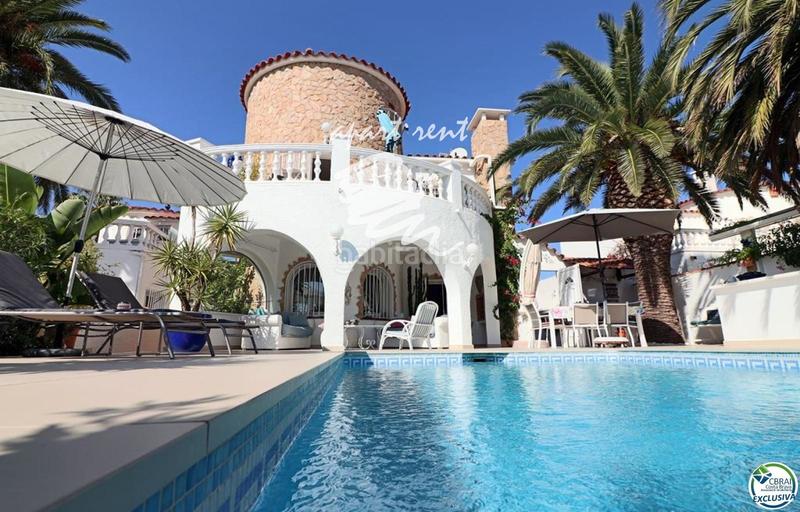 Foto 12c05ee5-5a7b-4fbb-898e-695aca321cae. Casa norfeu amplia villa al canal con amarre de 12 m, con apartamento invitados en Empuriabrava