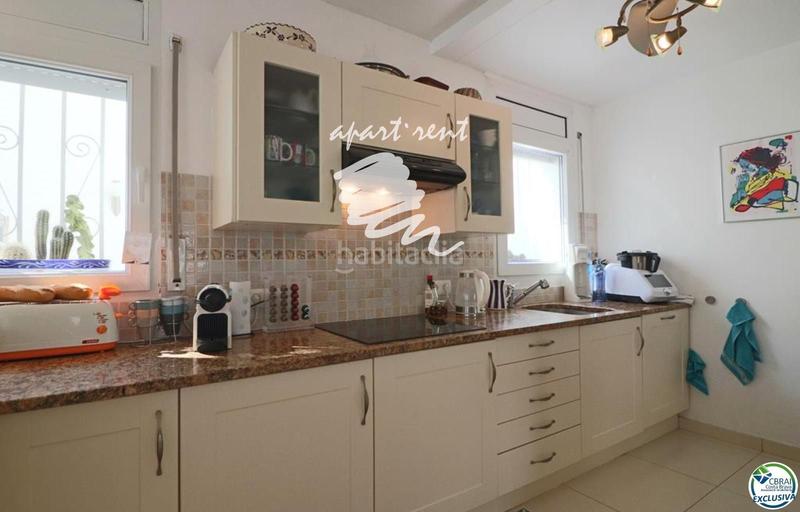 Foto 1a3bd5a6-d6c9-4a88-b8e5-72eb9927ba0f. Casa norfeu amplia villa al canal con amarre de 12 m, con apartamento invitados en Empuriabrava