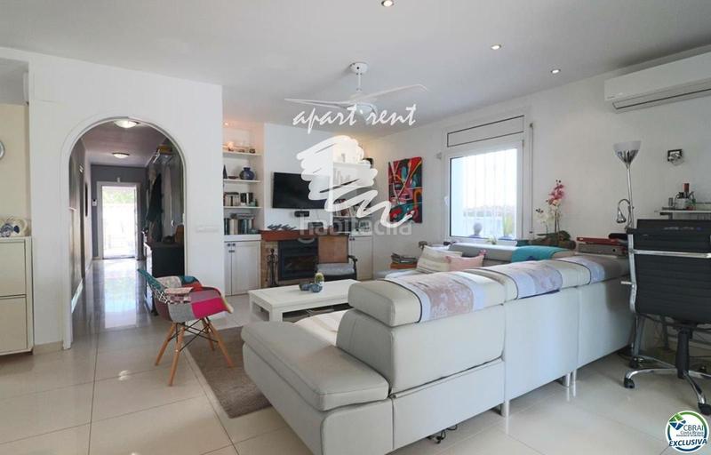 Foto 1b280c05-b65a-4735-bcd1-e0db62549b1a. Casa norfeu amplia villa al canal con amarre de 12 m, con apartamento invitados en Empuriabrava