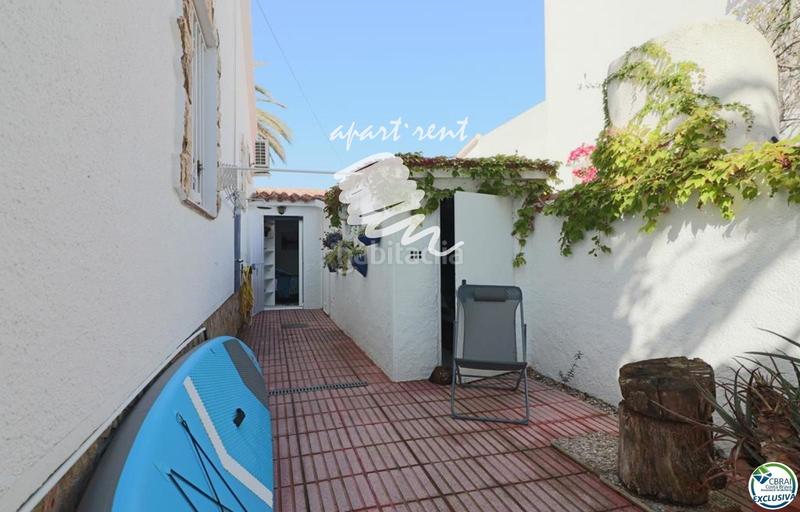 Foto 1ccba5f9-f10a-4528-9ebc-6bf60694a35f. Casa norfeu amplia villa al canal con amarre de 12 m, con apartamento invitados en Empuriabrava
