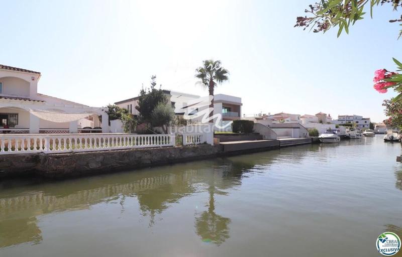 Foto 212a21ba-42a6-4c62-934e-5c300850af09. Casa norfeu amplia villa al canal con amarre de 12 m, con apartamento invitados en Empuriabrava