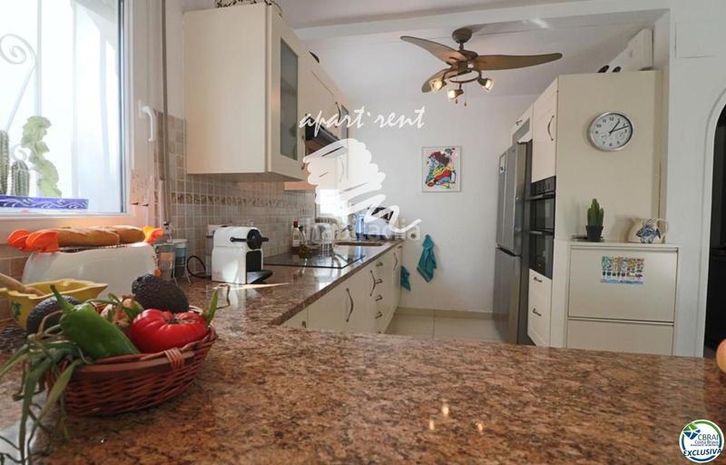 Foto 4d9e75d3-eb57-4801-98ff-9d16bc7ba202. Casa norfeu amplia villa al canal con amarre de 12 m, con apartamento invitados en Empuriabrava