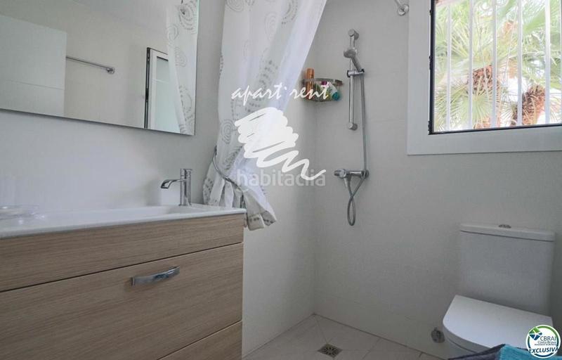 Foto 4dc3a1dc-5d05-47a1-a991-9ef49a3276eb. Casa norfeu amplia villa al canal con amarre de 12 m, con apartamento invitados en Empuriabrava